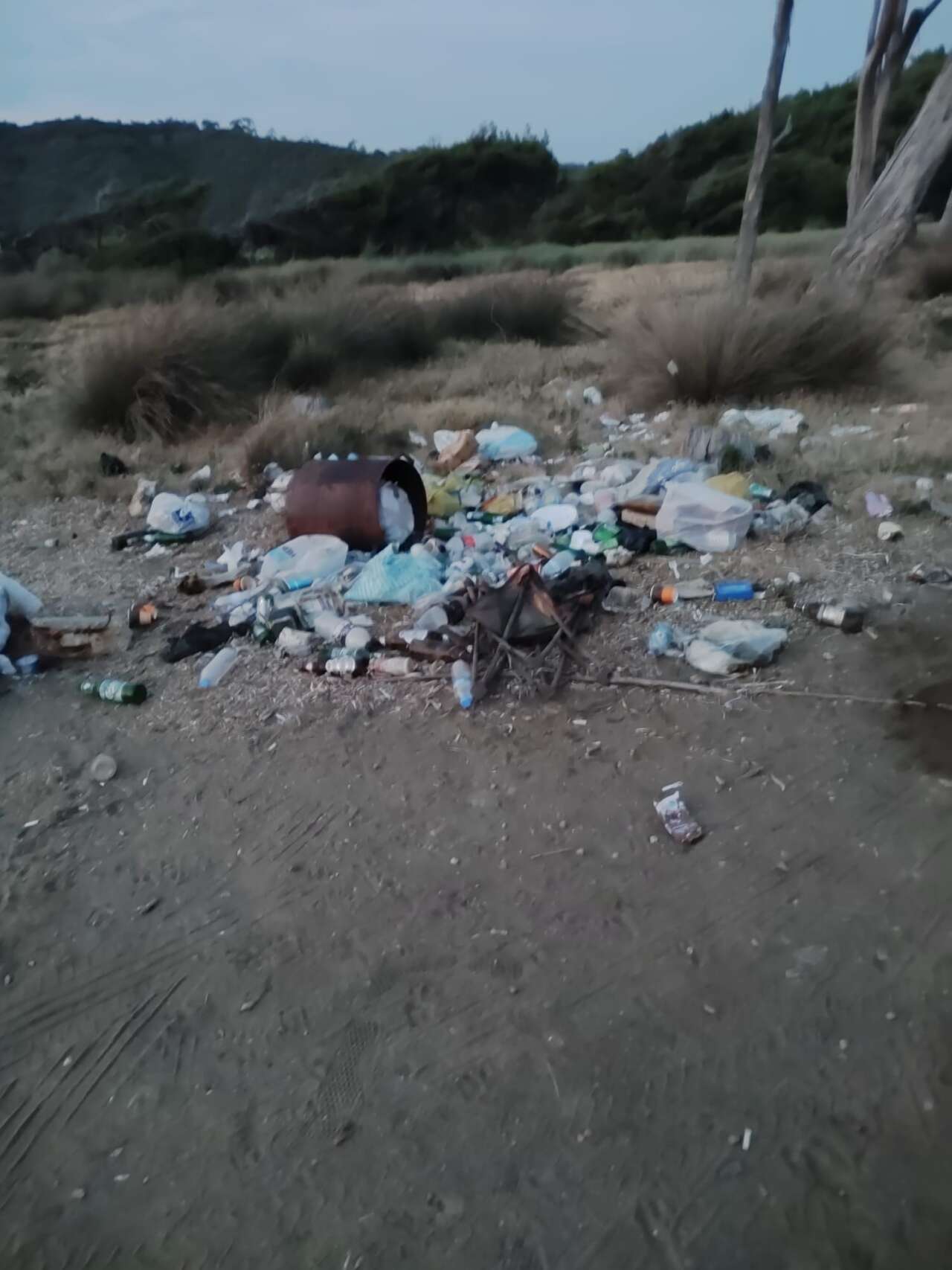 Marmaris’te Bördübet Sahili Çöplüğe Döndü, Mahalleli İsyan Etti 2